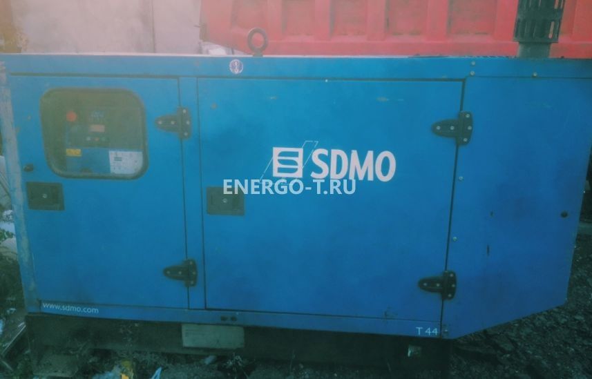 Дизельный генератор SDMO t44 в кожухе